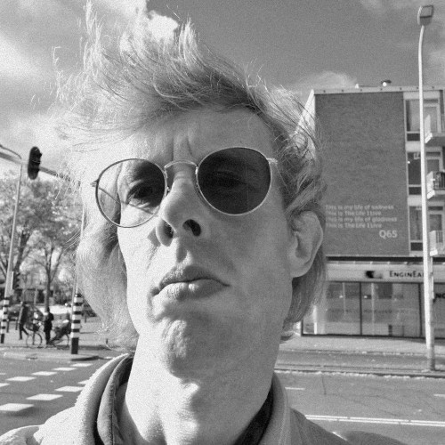 Bij het gedenkteken voor Q65