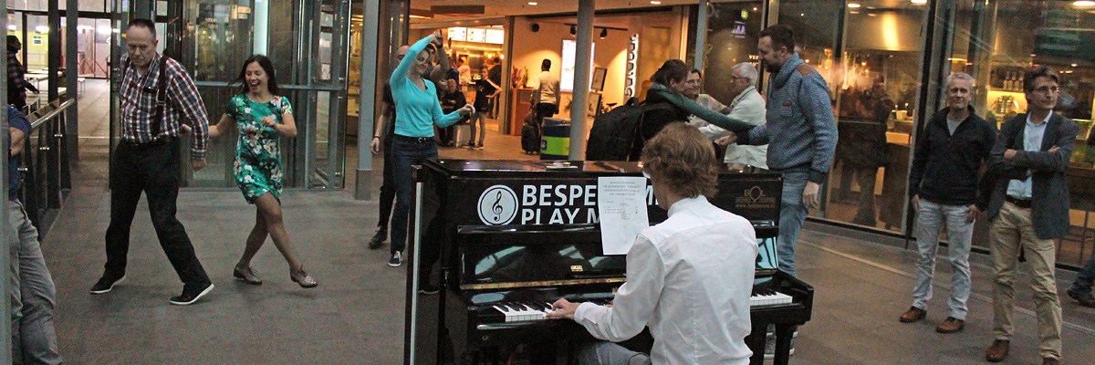 Lindyhoppers in actie bij het presentatieconcert. Foto Remko Mikkenie.