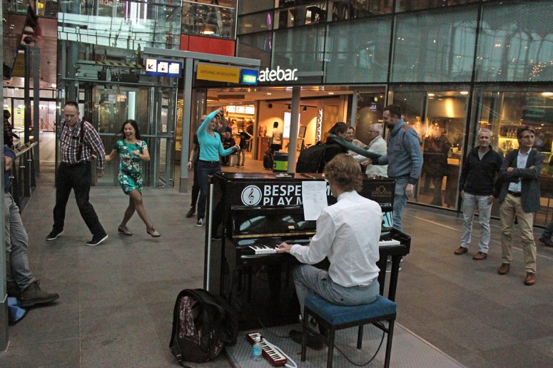 Lindyhoppers in actie bij het presentatieconcert. Foto Remko Mikkenie.