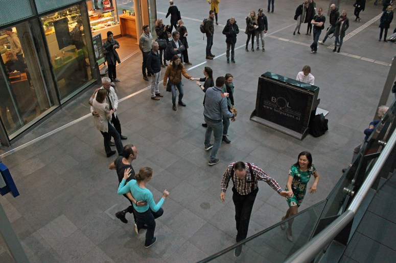Lindyhoppers in actie bij het presentatieconcert. Foto Remko Mikkenie.