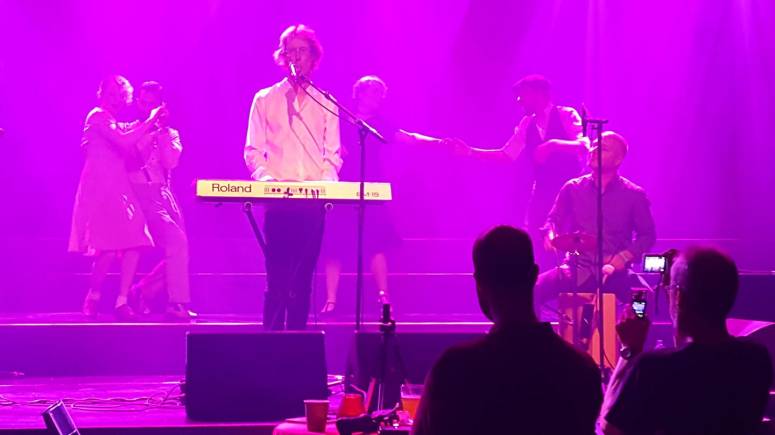 Grande-Duchesse met dansers in Paradiso