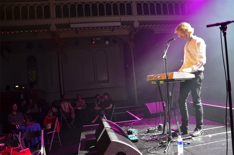 Frans in Paradiso met publiek
