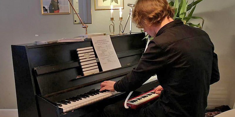 Frans met melodica op Gluren bij de Buren